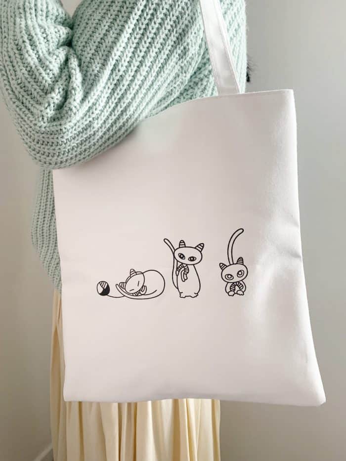 canvas_shoulder_bag cat canvas bag on shoulder
